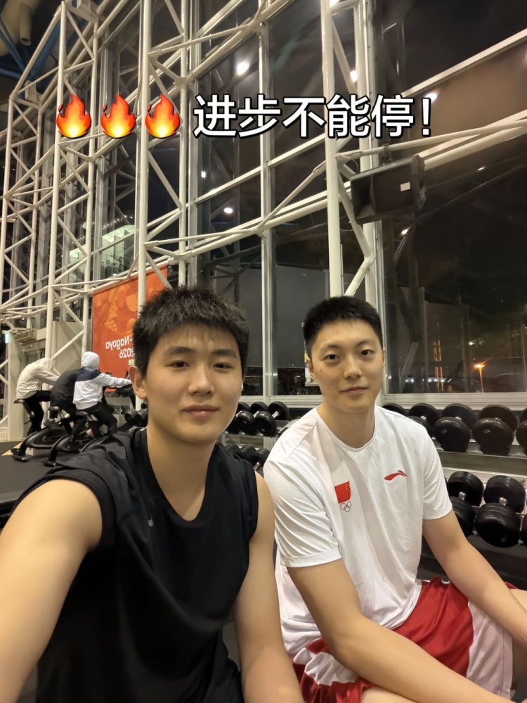 李悦洲晒出与胡明轩、崔永熙在健身房训练照：进步不能停！?